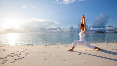 pratica dello yoga sulla spiaggia