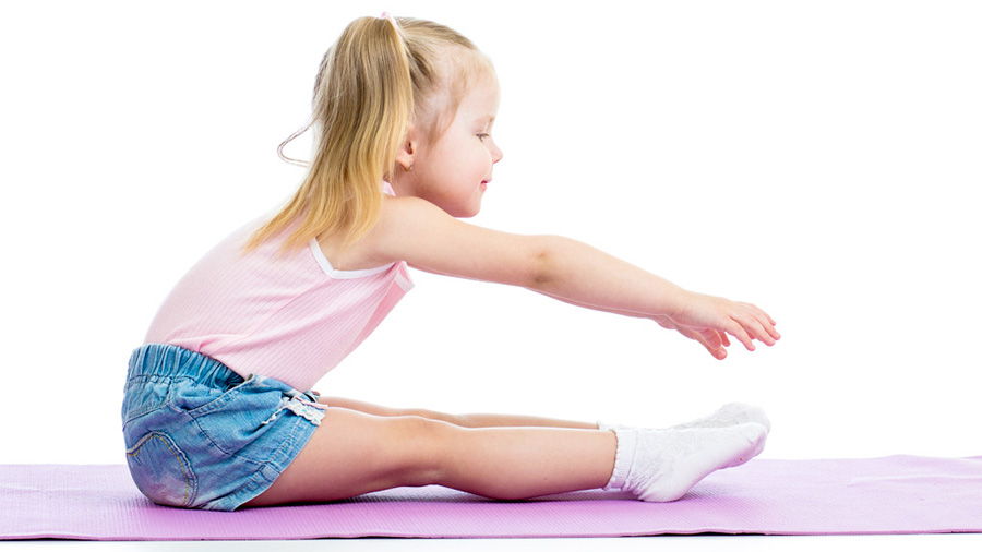 bambina che fa yoga