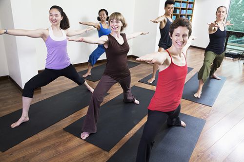 persone durante una corso di yoga